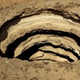 Imagen para el artículo titulado Todo lo que sabemos sobre el pozo del infierno de Yemen, un misterioso agujero natural lleno de leyendas
